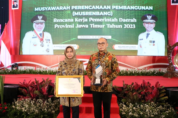 Wali kota Mojokerto Ika Puspitasari dan Kepala Bappedalitbang Kota Mojokerto Agung Moeljono usai menerima piagam Penghargaan Pembangunan Daerah (PPD) Tingkat Provinsi Jawa Timur dari Gubernur Jawa Timur Khofifah Indar Parawansa. SP/Dwy AS