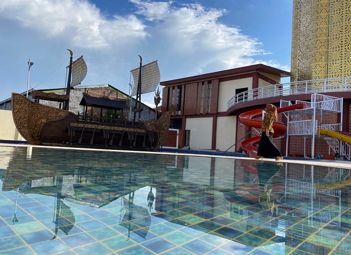 Wali kota Mojokerto Ika Puspitasari saat meninjau kesiapan pembukaan Sekarsari Corner, Sabtu (11/6/2022). SP/Dwy AS