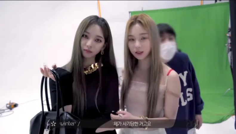 Winter dan Karina aespa saat sedang berada di BTS set pemotretan untuk brand Givenchy yang menampilkan juga sosok staff laki laki diduga oleh netizen melakukan gerak gerik yang mencurigakan. SP/KOREABOO