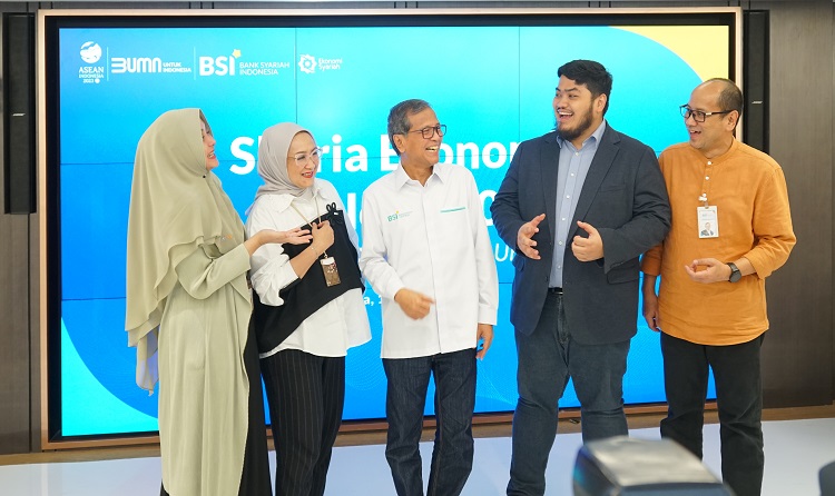 Acara BSI Sharia Economic Outlook 2024 yang dihadiri oleh (ki-ka) SVP Project Improvement Rima Dwi Permatasari, SVP Alternative Channel & Government Project Astridiana Sjamanti , Direktur Treasury & International Banking PT Bank Syariah Indonesia Tbk (BSI