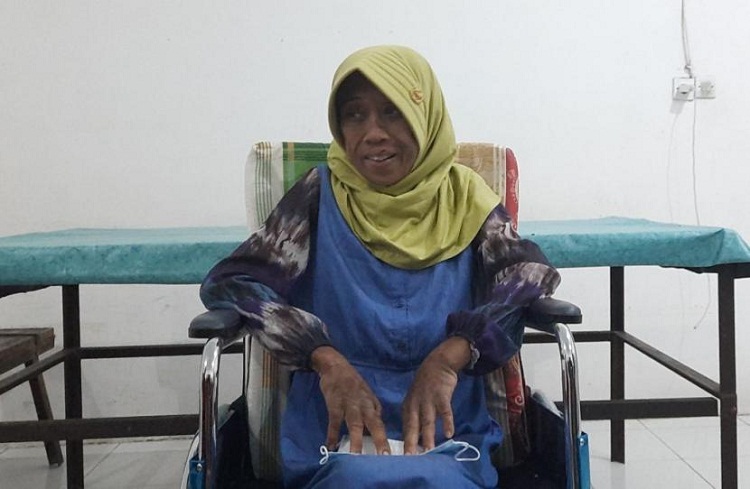 EAS atau Elok Anggraini Setyawati (45), asisten rumah tangga (ART) yang diduga menjadi korban penganiayaan majikannya. SP/ SBY