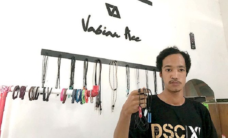 Abdul Faiz mandiri menunjukkan aksesoris buatannya dari resin. SP/ BLT