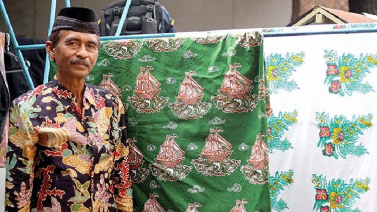 Abdul Mo’id dengan karya batik motif Surga di Pesisir Selatan. SP/ TRG