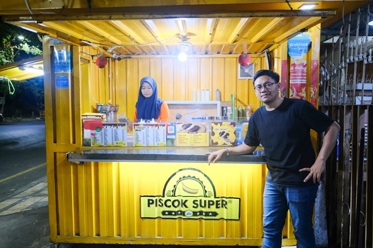 M. Abi Rafli Syarif di gerai piscok miliknya. SP/ MKS