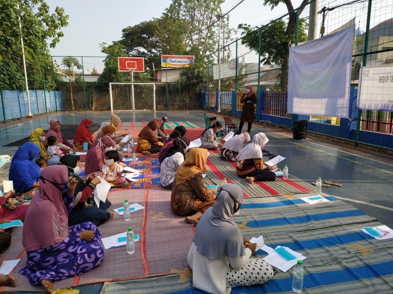 Kegiatan pengmas yang dilakukan oleh Departemen Klinik Fakultas Farmasi Universitas Airlangga di Kenjeran, Surabaya Rabu (7/10/2020) lalu. SP/Humas Unair