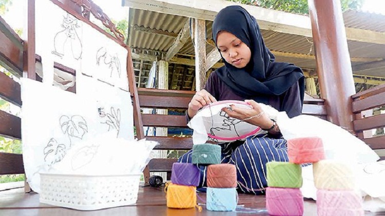 Yajna Aden Awenilla Azhary saat mengerjakan sulaman sashiko. SP/ TLG