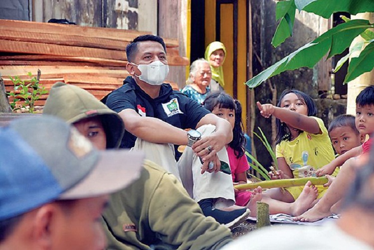 Adib Zamhari saat bersama anak-anak di sela-sela kegiatan sosialisasi. SP/ BLT