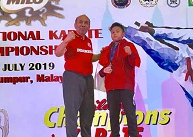 Afkar Dumera bersama Opanya Surya Burhanudin, saat mengikuti kejuaraan Karateka international di Kuala Lumpur. SP/ MLG