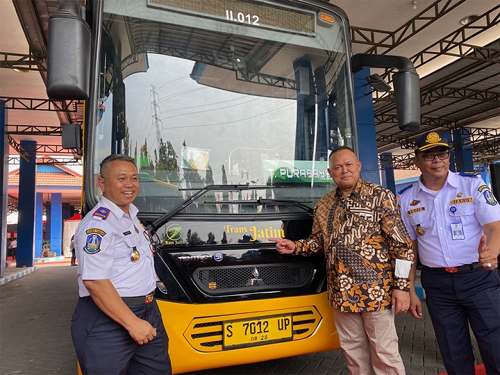 Ketua Komisi D DPRD Jatim Agung Mulyono (dua dari kanan) bersama Kadishub Jatim Nyono dan Kabid Angkutan Jalan Ainur Rofik saat peluncuran Bus Trans Jatim di Terminal Kertajaya Mojokerto, Minggu 20/8/2023. SP/Riko Abdiono