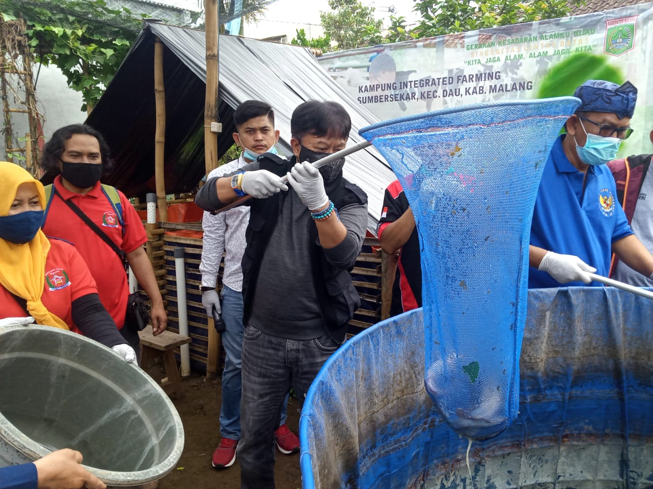 Agus Dono saat menemui peternak lele di Malang, Minggu (10/1/2021).SP/RKO