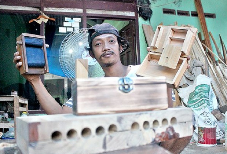 Ahmad Abu Toyib pengrajin kayu. SP/ TLG