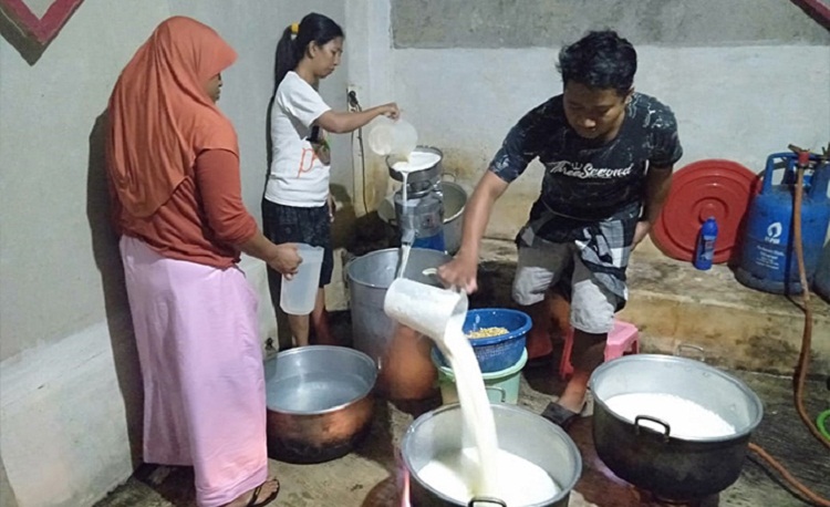 Jarifin saat membuat susu kedelai di rumah produksinya. SP/ SLM