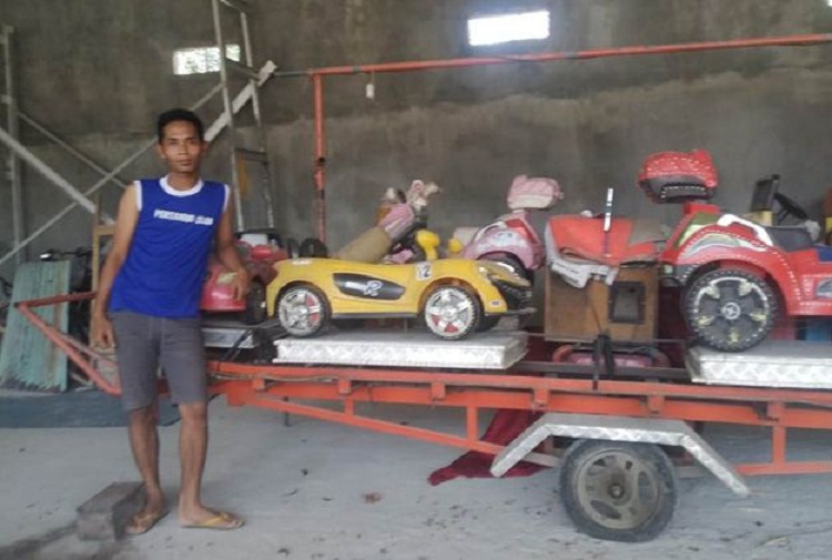 Ahmad Mustofa Kholil dengan odong-odong miliknya. SP/ MJK