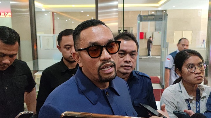 Ahmad Sahroni, sudah berada di depan Bareskrim Polri, Senin (4/9/2023), yang sedianya akan melaporkan SBY, namun dibatalkan karena dicegah oleh Ketua Umum Partai NasDem, Surya Paloh.