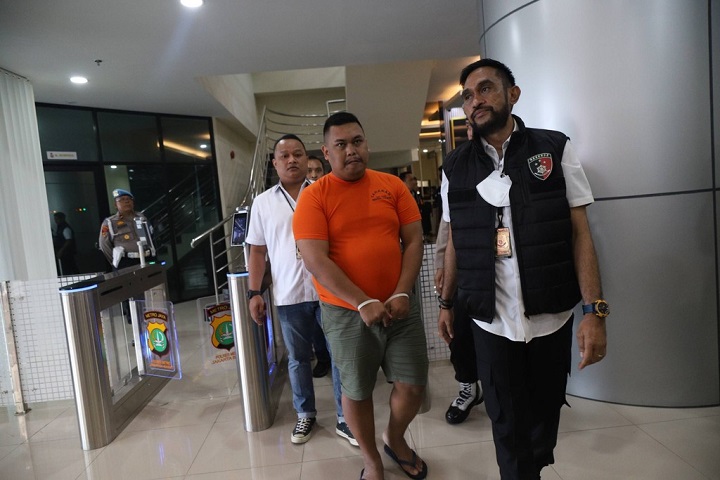 Selebgram Ajudan Pribadi alias Akbar saat ditangkap Polres Metro Jakarta Barat, usai diketahui menipu sejumlah pengusaha hingga Rp 1,3 Miliar.