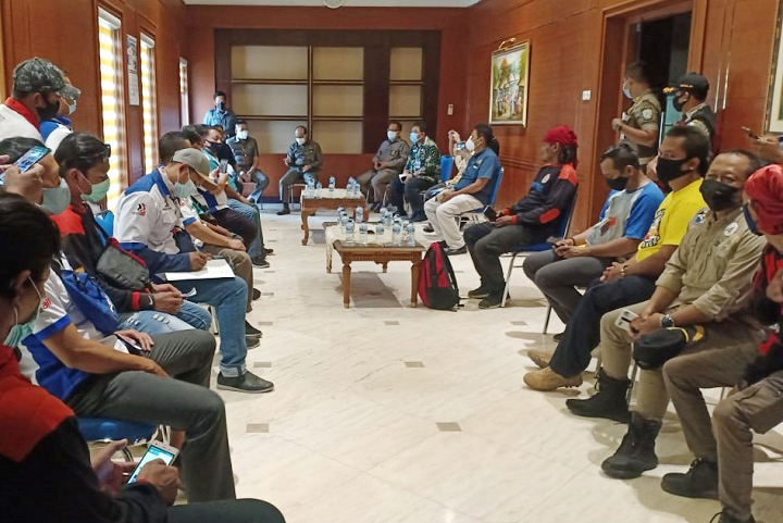 Federasi Serikat Pekerja Metal Indonesia (FSPMI) saat bermusyawarah dengan perwakilan Pemprov Jatim di Kantor Gubernur Jatim, Jl. Pahlawan Surabaya, Senin (12/4/2021).SP/Patrik Cahyo