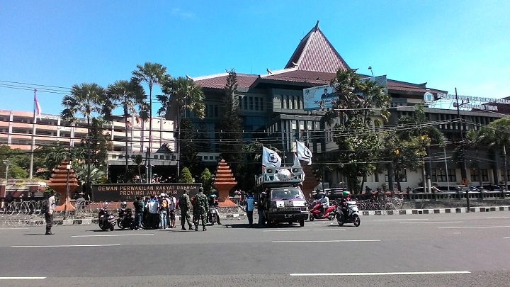 Sejumlah buruh melakukan aksi demo di depan Gedung DPRD Jatim, Rabu (21/4). SP/Patrick Cahyo