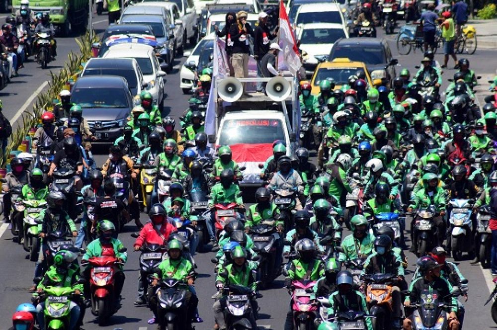 Ribuan massa ojek online (Ojol) yang tergabung dalam Front Driver Online Tolak Aplikator Nakal (Frontal) melakukan konvoi sepeda motor dan orasi menyampaikan aspirasi di Jalan Urip Sumoharjo, Surabaya, Jawa Timur, Selasa (15/9).SP/Patrik Cahyo