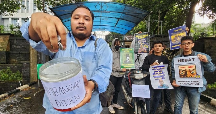 Sejumlah pendemo yang mengatasnamakan Aliansi Elemen Sipil menggelar unjukrasa di depan Gedung Ditjen Pajak. Mereka membawa toples bertuliskan sumbangan untuk dirjen pajak yang ditawarkan ke masyarakat berupa koin.