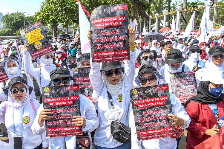 Sejumlah pengunjuk rasa dari tenaga medis dan kesehatan menggelar aksi di depan gedung DPR-MPR, Senayan, Jakarta, Selasa (11/7/2023). Dalam aksinya mereka melakukan teatrikal serta membawa sejumlah spanduk dan poster. SP/Galih Pradipta/Antara