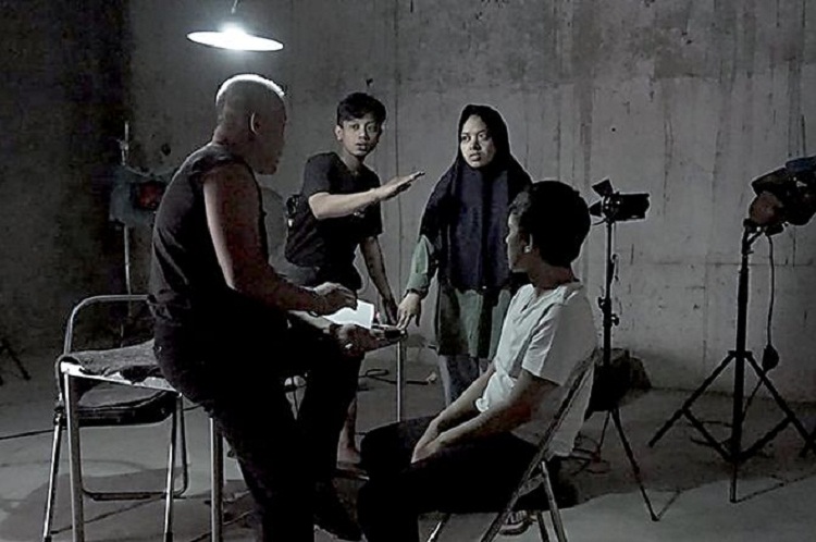 Alan memberikan arahan kepada kru dalam proses produksi karya film. SP/ BLT