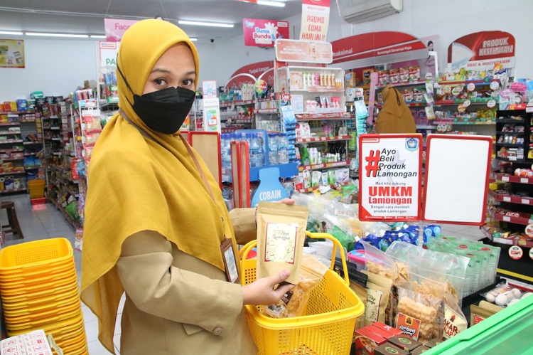 Seorang ASN tengah membeli camilan produk UMKM di gerai Indomaret. SP/MUHAJIRIN KASRUN