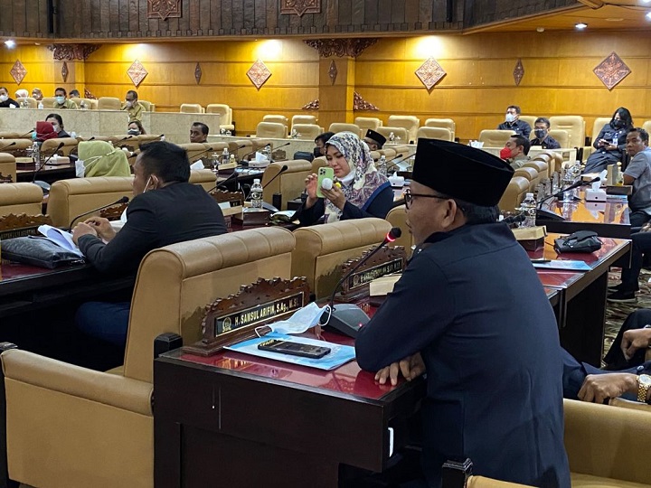 Ketua Komisi B DPRD Jatim Aliyadi Musthofa saat menyampaikan interupsi dalam sidang paripurna, Senin (27/9/2021). SP/Riko