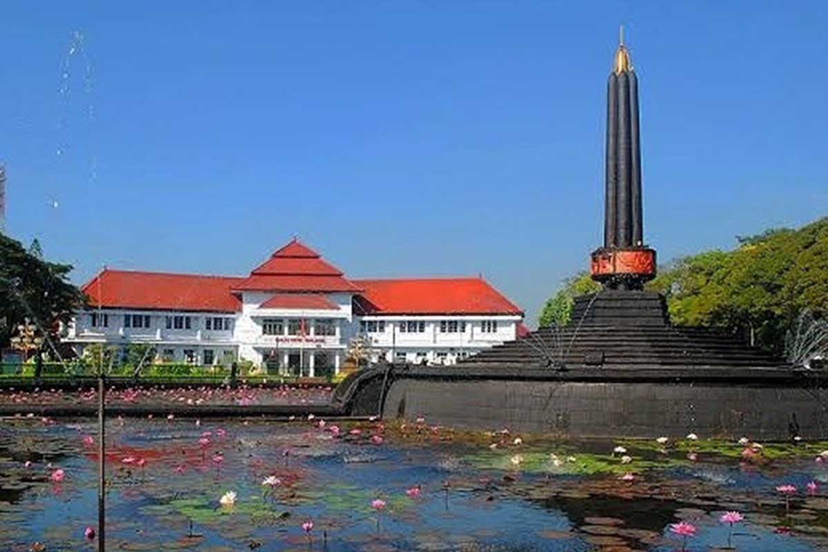 Alun-alun Tugu Kota Malang.