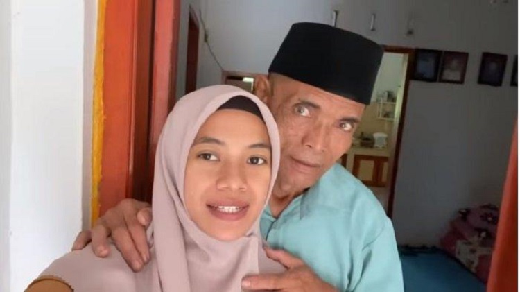 Pasangan viral beda 36 tahun, Ana Amalia dan Emen Hidayat. SP/ SBY