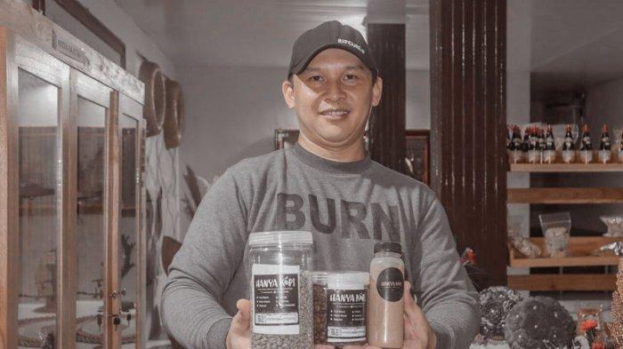 Andry Kusuma dengan kopi produksinya. SP/ BGK