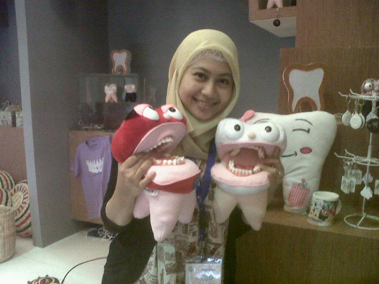 Anggi Hayani dengan boneka alat peraga Kesehatan gigi buatannya. SP/ SU