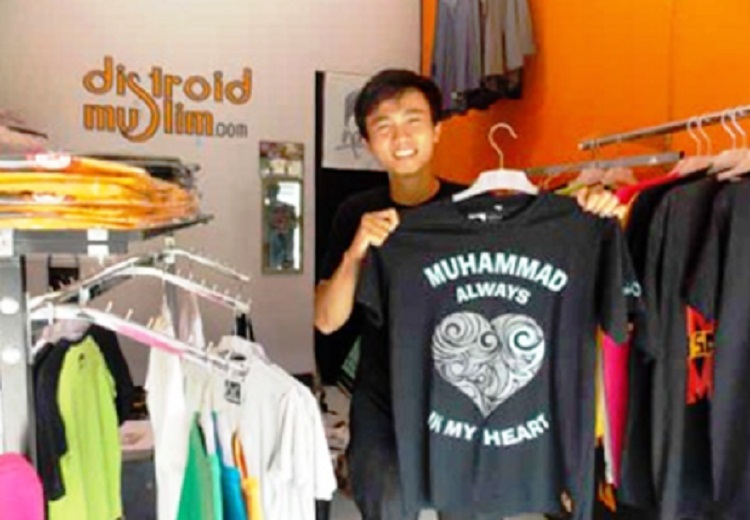 Ahmad Anggoro dengan produk bisnis clothing miliknya. SP/ SBY