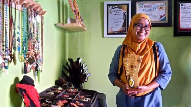 Anna N Anggraini dengan kreasi kerajinannya. SP/ KD