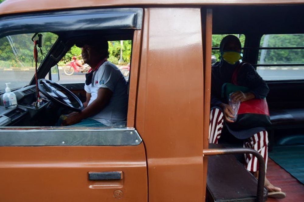 Suryono, sopir angkutan umum, Kamis (6/8/2020) hanya bisa menunggu di dalam mobil angkutannya sembari menunggu penumpang yang tak kunjung datang. Sp/patrick