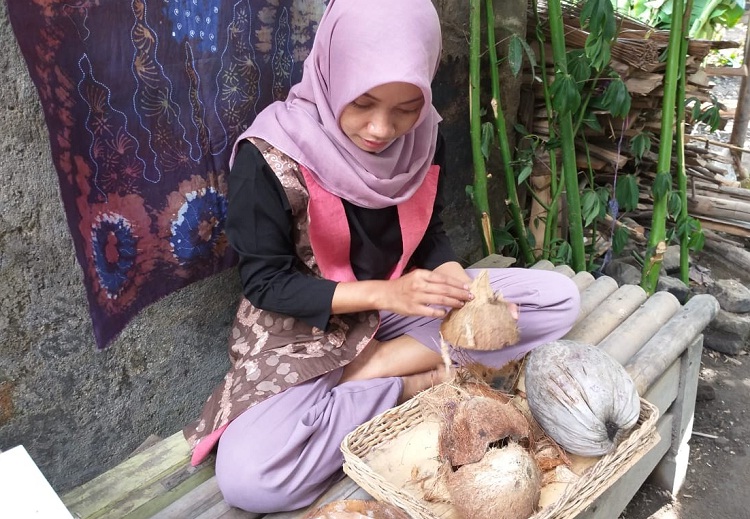 Sumarni Alisha Aprilia sedang membuat pola batik menggunakan sabut kelapa. SP/ SBY