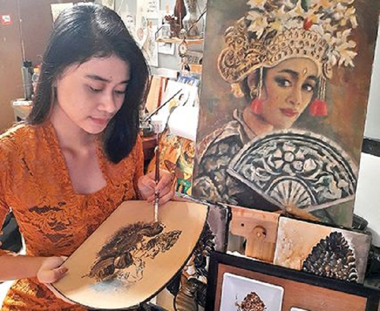 Ani Nurhaliza saat melukis karyanya pada media kaca. SP/ BLI
