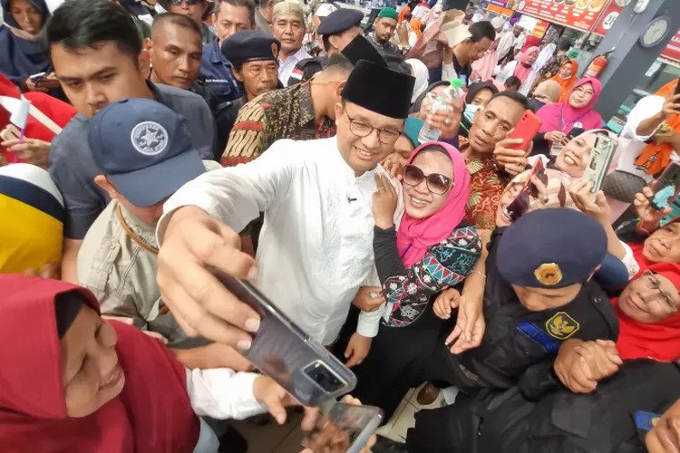 Anies Baswedan saat menemui sejumlah warga Surabaya usai sholat jumat di Masjid Agung Al Akbar Surabaya, Jumat (17/3/2023) siang
