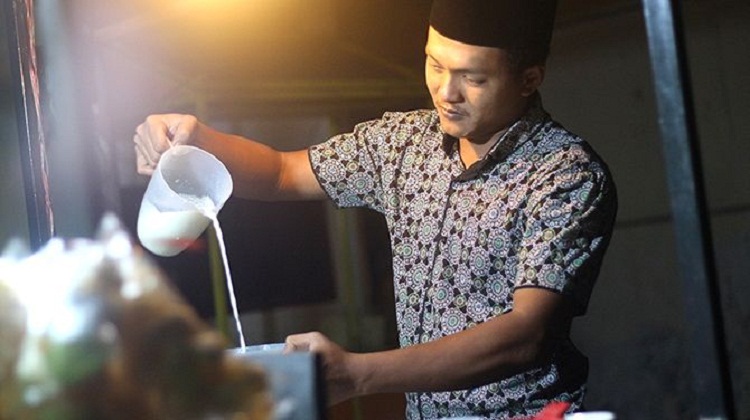 Anta Sultoni yang tengah membuat racikan STMJ. SP/ TRG