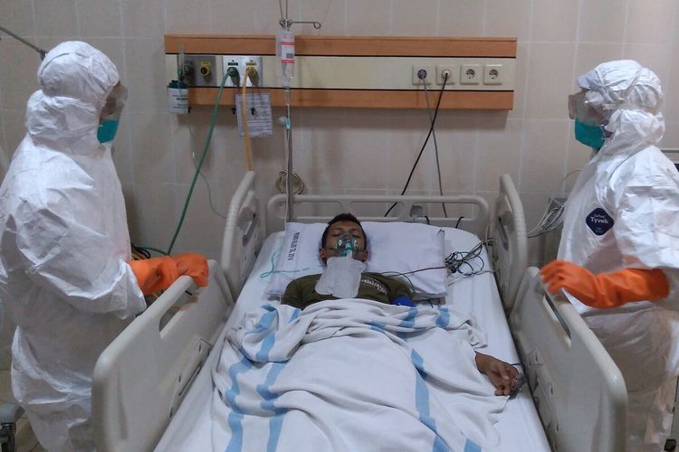 Petugas kesehatan yang sedang menangani pasien Covid-19 di Rumah Sakit sekitar. SP/ SBY