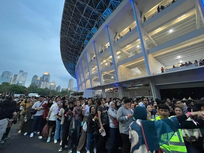Terlihat antrian para penggemar band Coldplay, Rabu (15/11/2023) semalam saat masuk ke dalam venue Stadion Gelora Bung Karno (GBK). Bahkan, antrian sudah terjadi Rabu sore. 