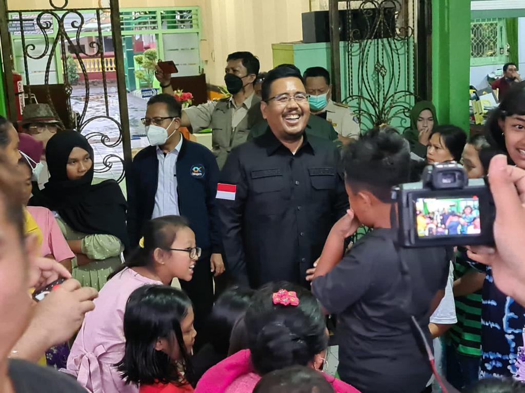 Anwar Sadad bersama anak -anak pengungsi Semeru, Minggu (21/12/2021).