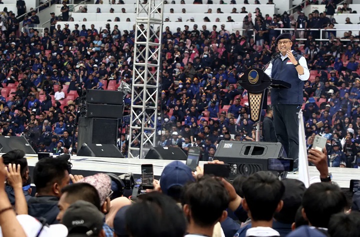 Bakal calon presiden Anies Baswedan berpidato dalam acara Apel Siaga Perubahan NasDem di Stadion Gelora Bung Karno (GBK) Jakarta Pusat, Minggu (16/7/2023).