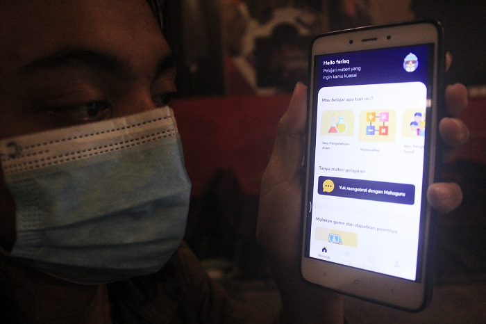 Warga menggunakan aplikasi Mahaguru ciptaan mahasiswa Universitas Dinamika (Undika) di Surabaya, Selasa (15/12/2020). SP/Patrik Cahyo 
