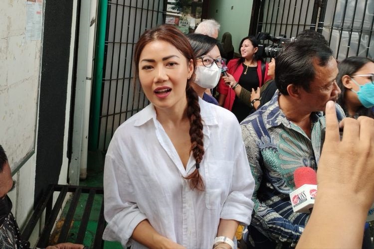 Inge Anugrah didampingi kuasa hukumnya saat menghadiri sidang gugatan cerai terhadap suaminya Ari Wibowo, di Pengadilan Negeri Jakarta Selatan.