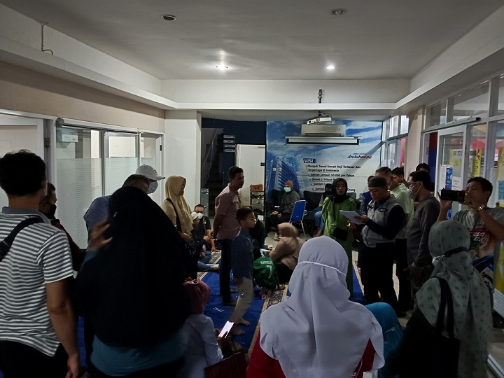 Ratusan calon jamaah yang menggeruduk kantor Arofahmina, sejak Sabtu siang hingga malam, yang meminta refund 100 persen akibat masih belum diberangkatkan ibadah umroh, meskipun telah membayar lunas.