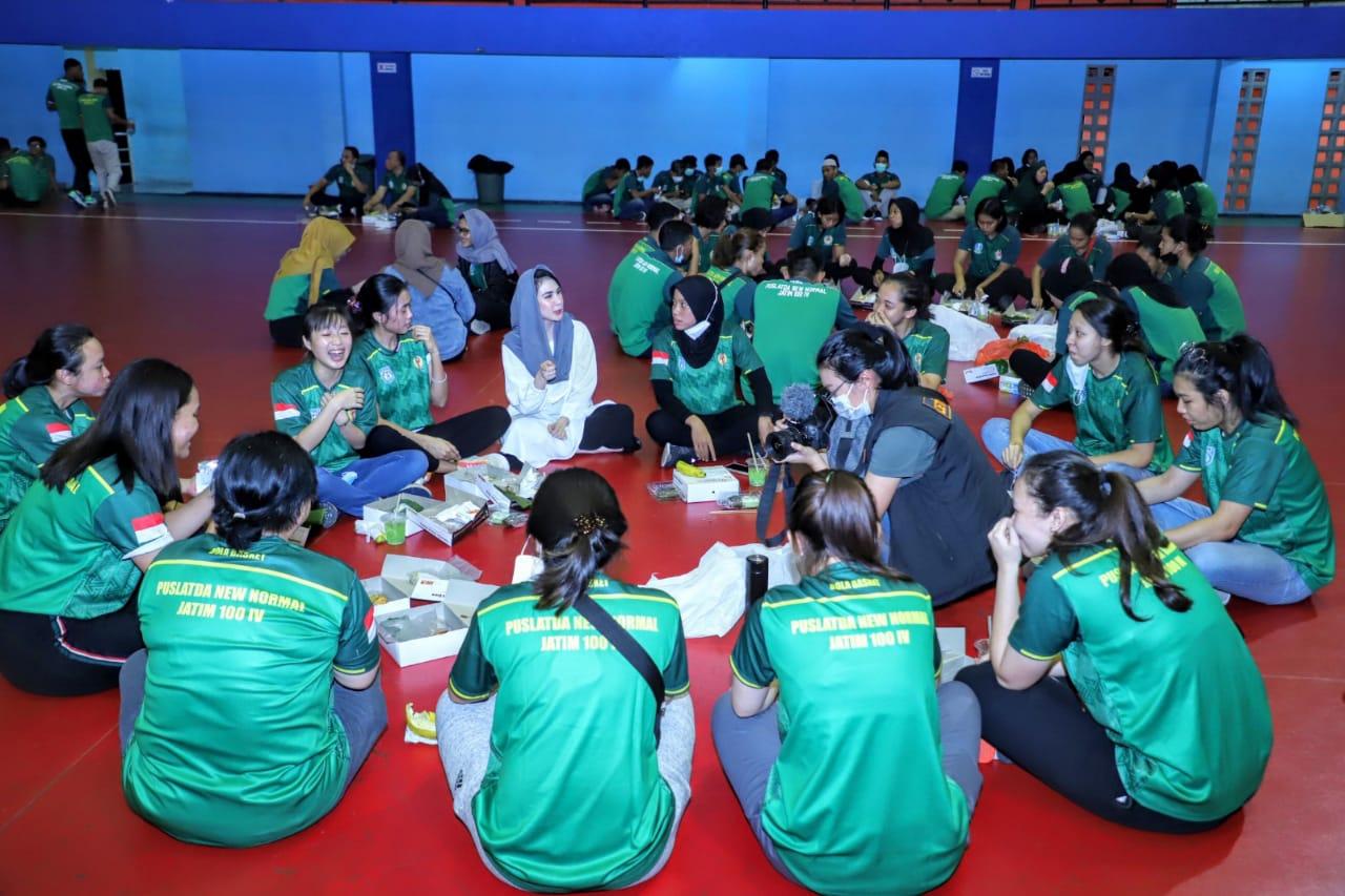 Ketua Persatuan Wanita Olahraga Seluruh Indonesia (Perwosi) Jatim Arumi Bachsin Emil Elestianto Dardak saat memberi motivasi atlet Puslatda New Normal di Gor Futsal Unesa, Jumat.