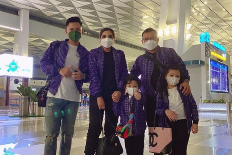 Ashanty bersama keluarga saat berangka menuju Dubai. SP/ JKT