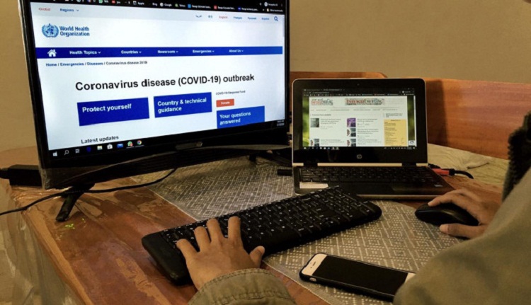 Seseorang yang sedang mencari informasi akurat mengenai Covid-19 di situs WHO. SP/ SBY