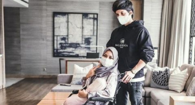 Aurel Hermansyah yang tengah duduk di kursi roda dibantu Atta Halilintar. SP/ JKT