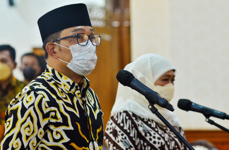 Gubernur Jabar Ridwan Kamil dan Gubernur Jatim Khofifah saat acara pengembangan potensi daerah dan peningkatan layanan publik di Gedung Grahadi, Kamis (20/1/2022). Sp/Arlana